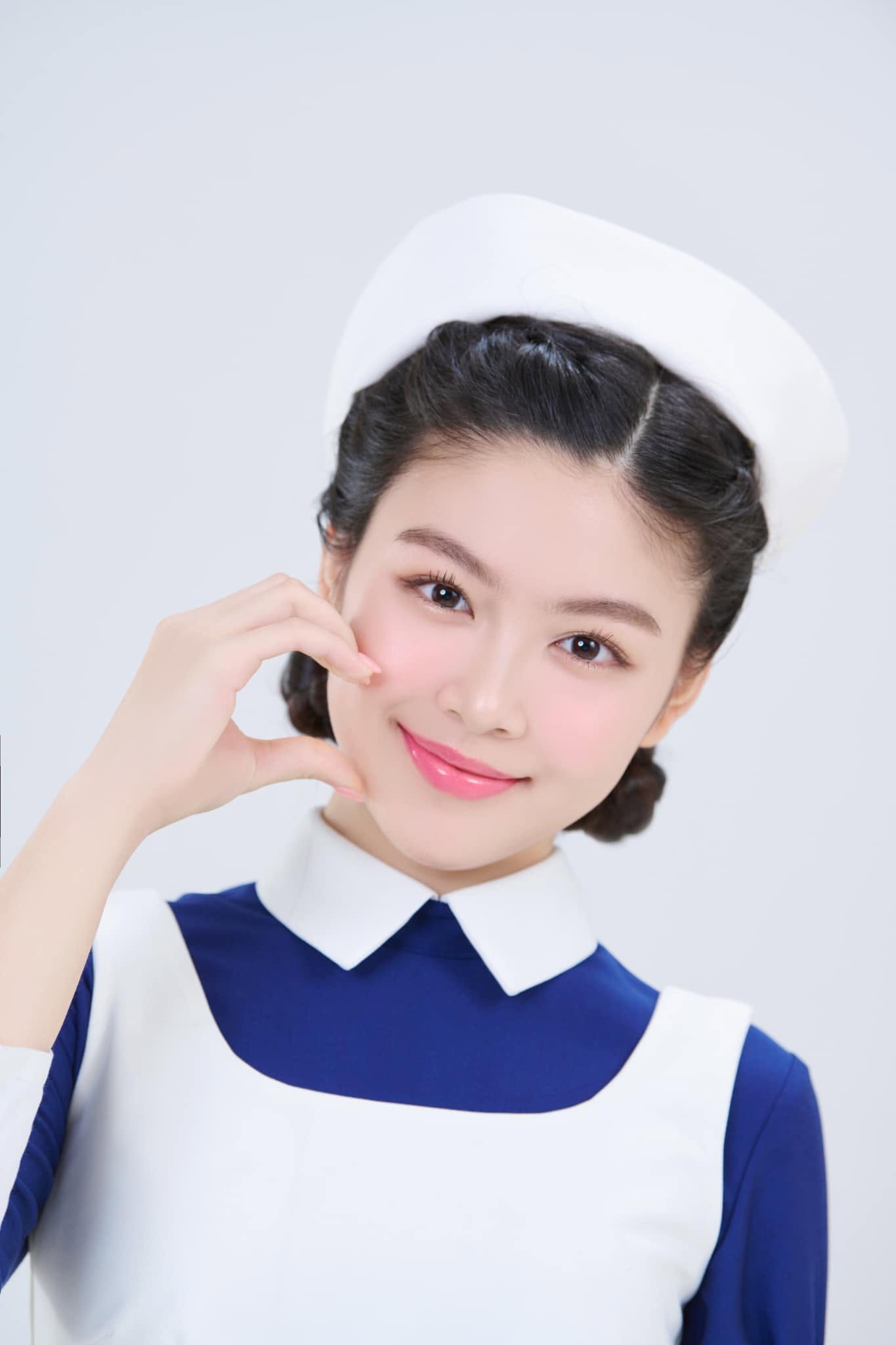 Cô bạn nhận quảng cáo, đại diện hình ảnh cho các nhãn hàng.