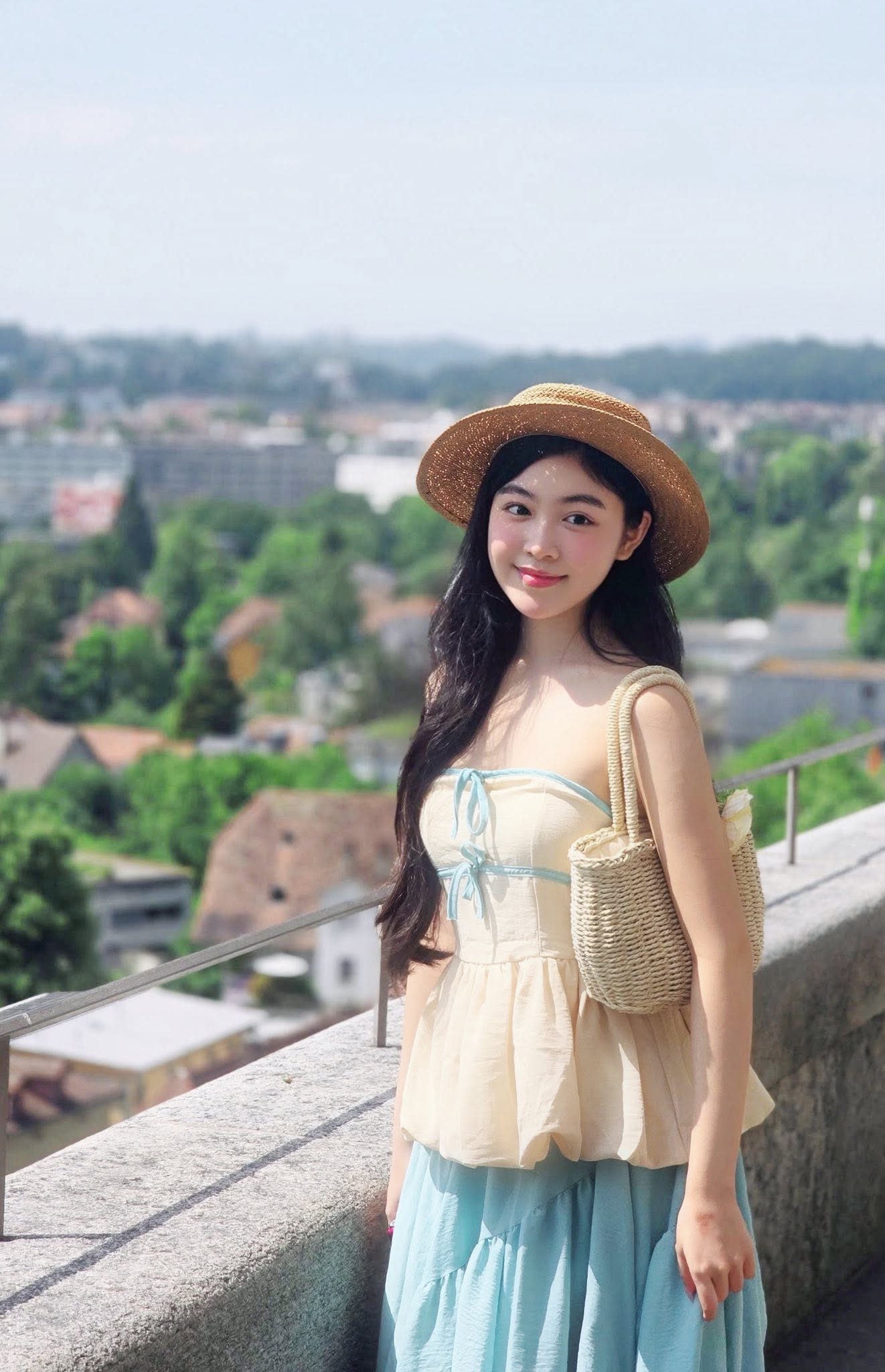 Lọ Lem dùng đồ hiệu, đi du lịch nước ngoài.
