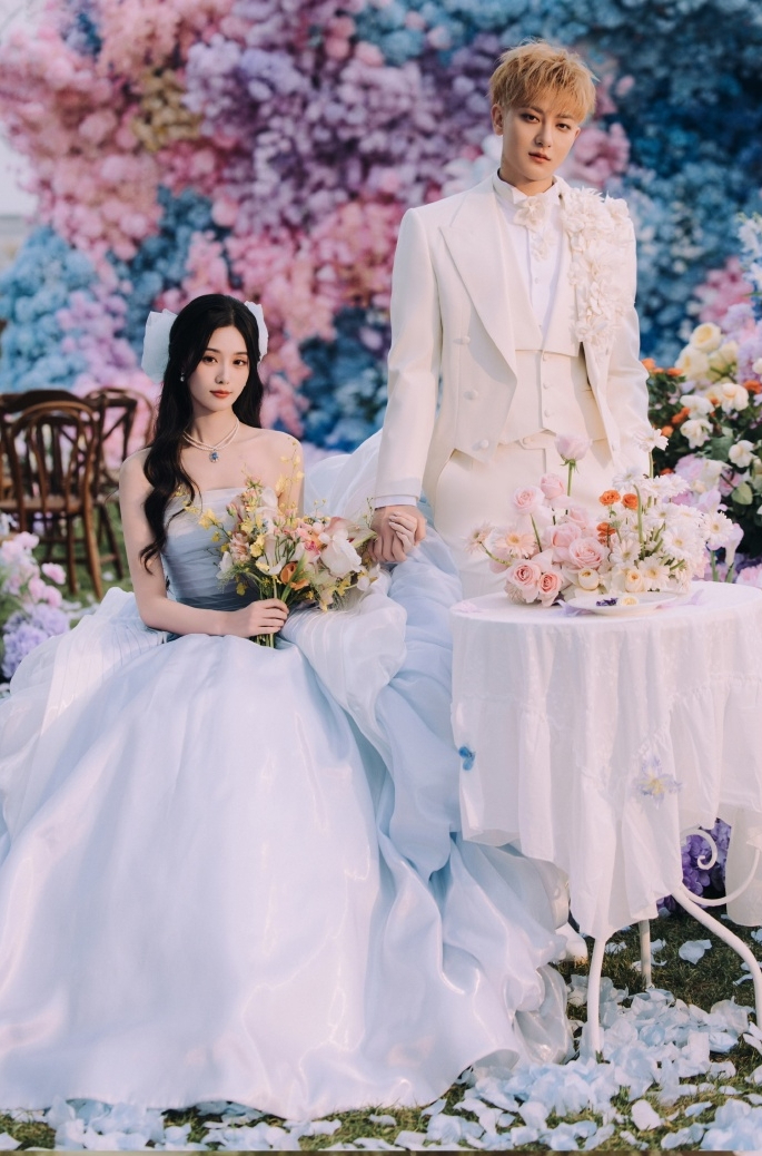 Hoàng Tử Thao và Từ Nghệ Dương là cặp vợ chồng hot nhất Cbiz hiện tại. Ảnh: Sina.