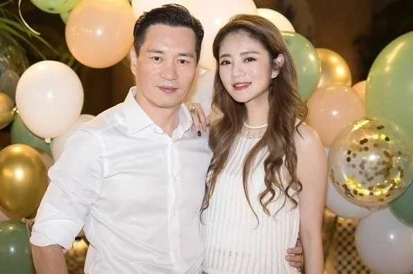 Minh tinh họ An không ly hôn chồng. Tháng nào cô cũng sang Macau (Trung Quốc) thăm nom cha chồng hơn 90 tuổi và vào tù thăm nuôi Trần Vinh Luyện. Ảnh: Sina