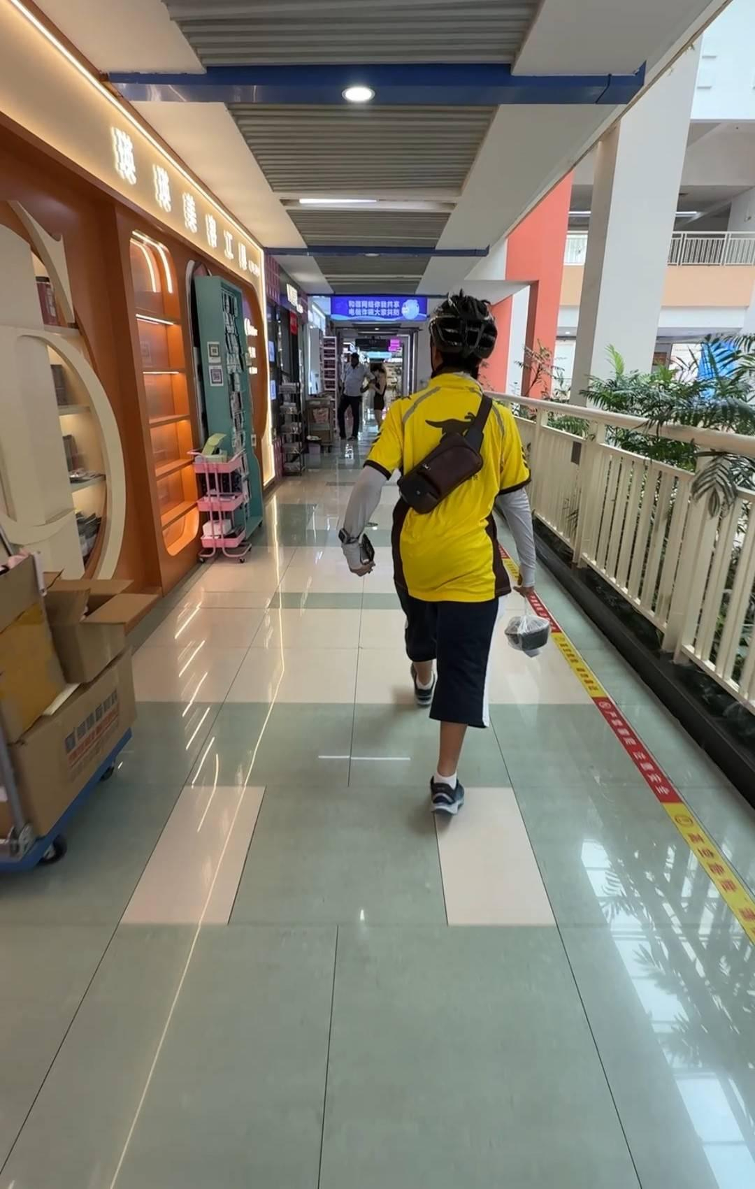 Người bố chỉ lái xe còn mọi việc đều do con trai phụ trách