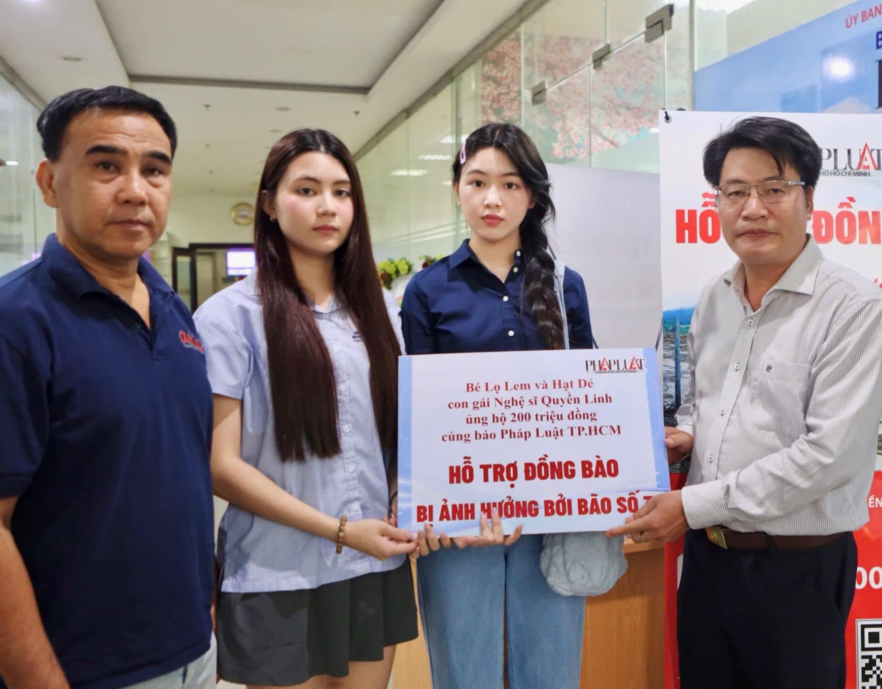 Song song, cô bạn vẫn chăm chỉ học tập, làm từ thiện.