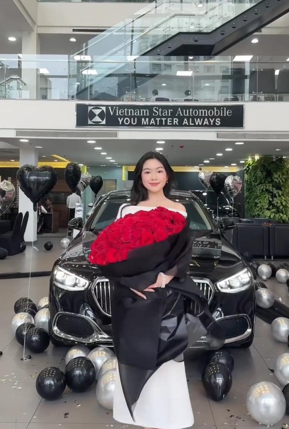 Lọ Lem 19 tuổi đã mua maybach hàng tỷ đồng.