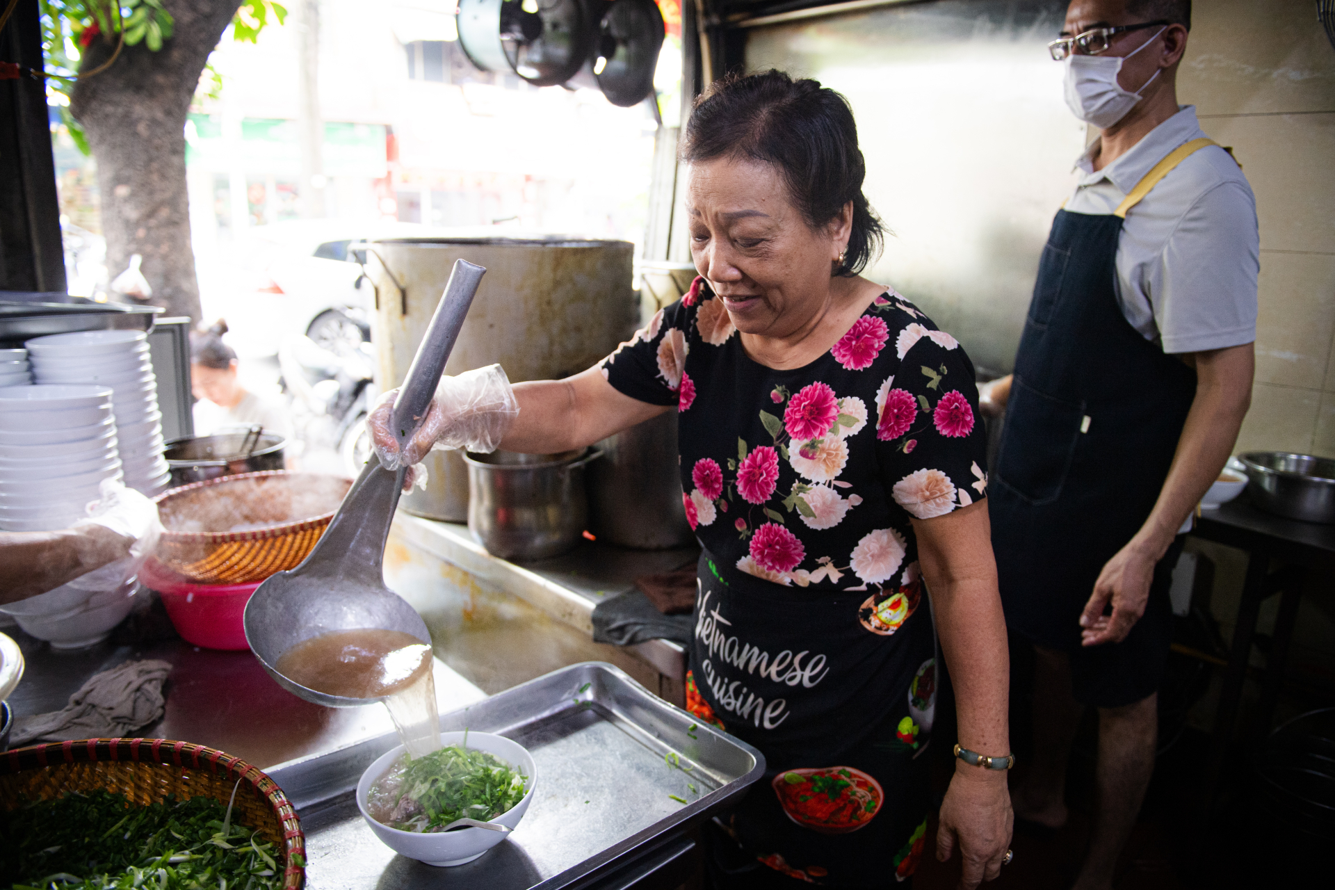Cô Ngọc Lan chia sẻ về hành trình gắn bó với quán và tâm huyết phía sau mỗi bát phở.
