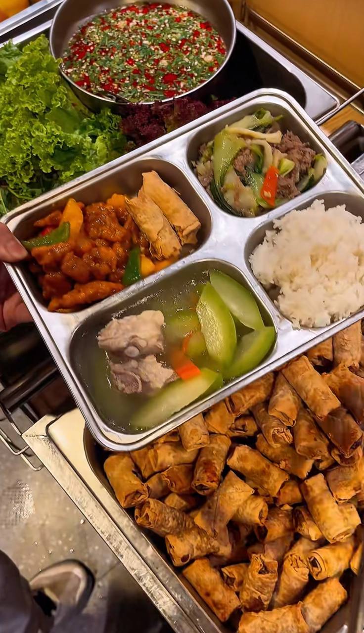 Phía sau những nồi lẩu phục vụ thực khách, Haidilao còn có một “đặc sản” khác cũng khiến nhiều người phải xuýt xoa: cơm nhân viên.