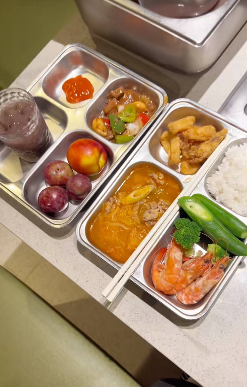 Có những hôm đồ ăn kèm quá nhiều, nhân viên phải dùng tới 2 khay mới có thể đựng hết các món.