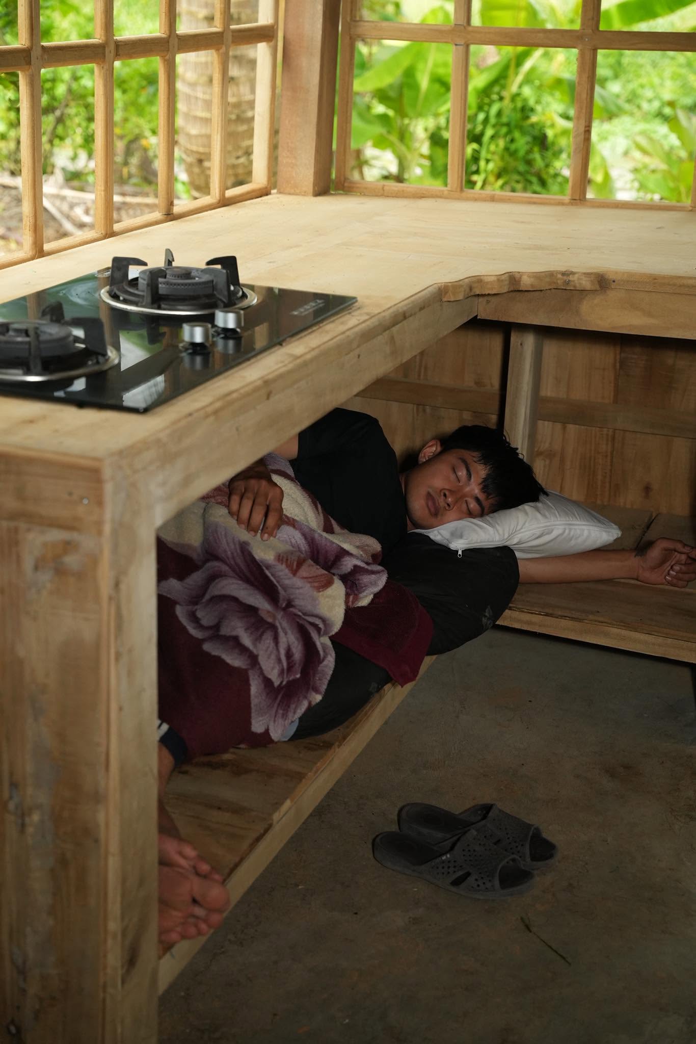  Lê Tuấn Khang từng gây chú ý với bức ảnh ngủ trong bếp với chú thích 
