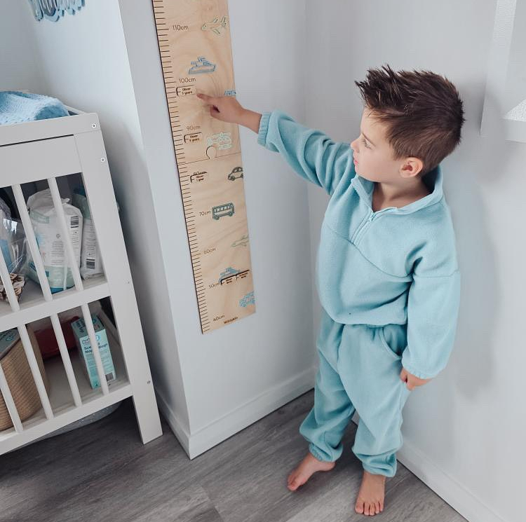 Che mẹ cần thường xuyên đo và chú ý đến những bất thường về chiều cao của trẻ (Ảnh: Shutter Stock)
