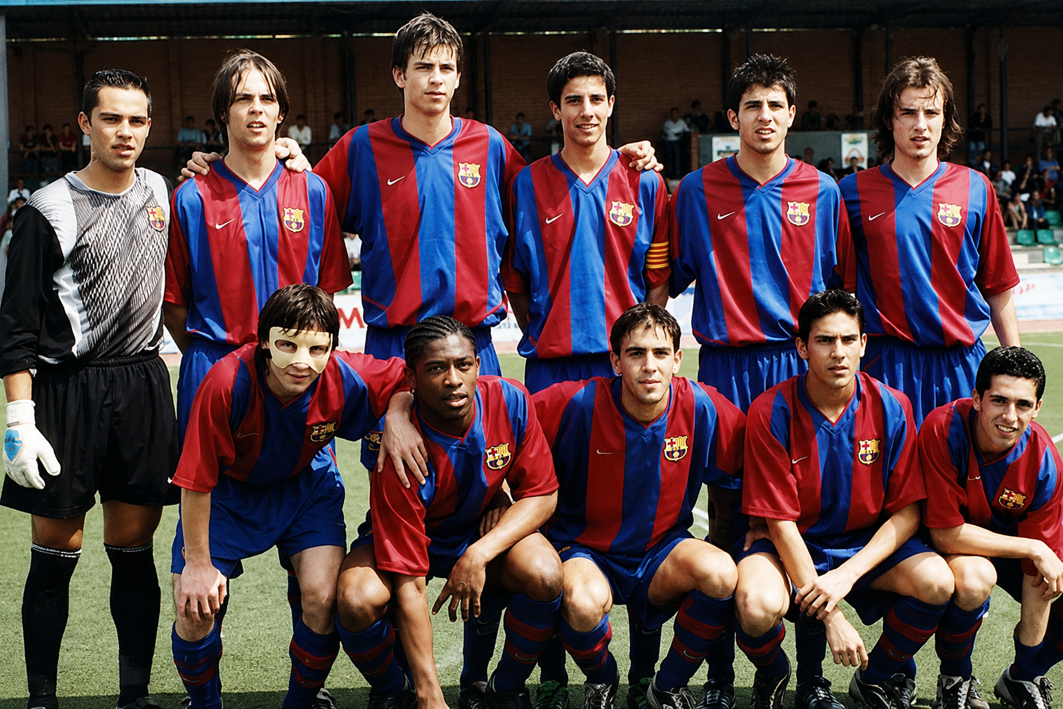Messi trong những ngày đầu ở Barcelona - hàng dưới, ngoài cùng bên trái (Ảnh: The Sun)