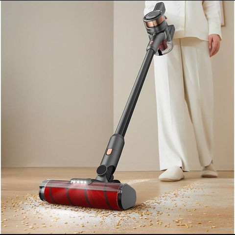 Vì sao ngày càng nhiều người từ bỏ máy hút bụi truyền thống? 2 thiết kế mới giúp thoát cảnh kéo dây, bê máy khắp nhà