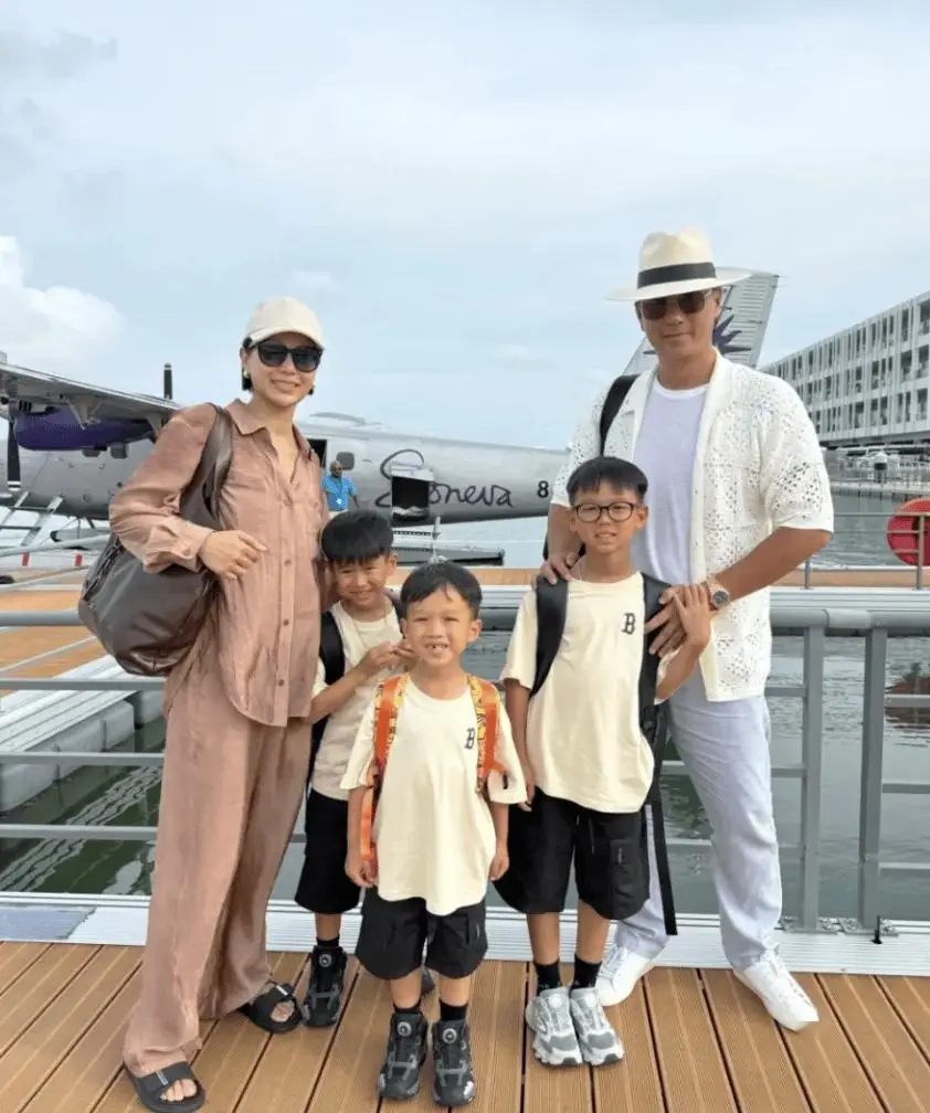 Hồ Hạnh Nhi diện trang phục rộng thùng thình, vùng bụng của nàng Á hậu cũng có phần nhô lên trong ảnh du lịch cùng chồng con. Ảnh: Sohu