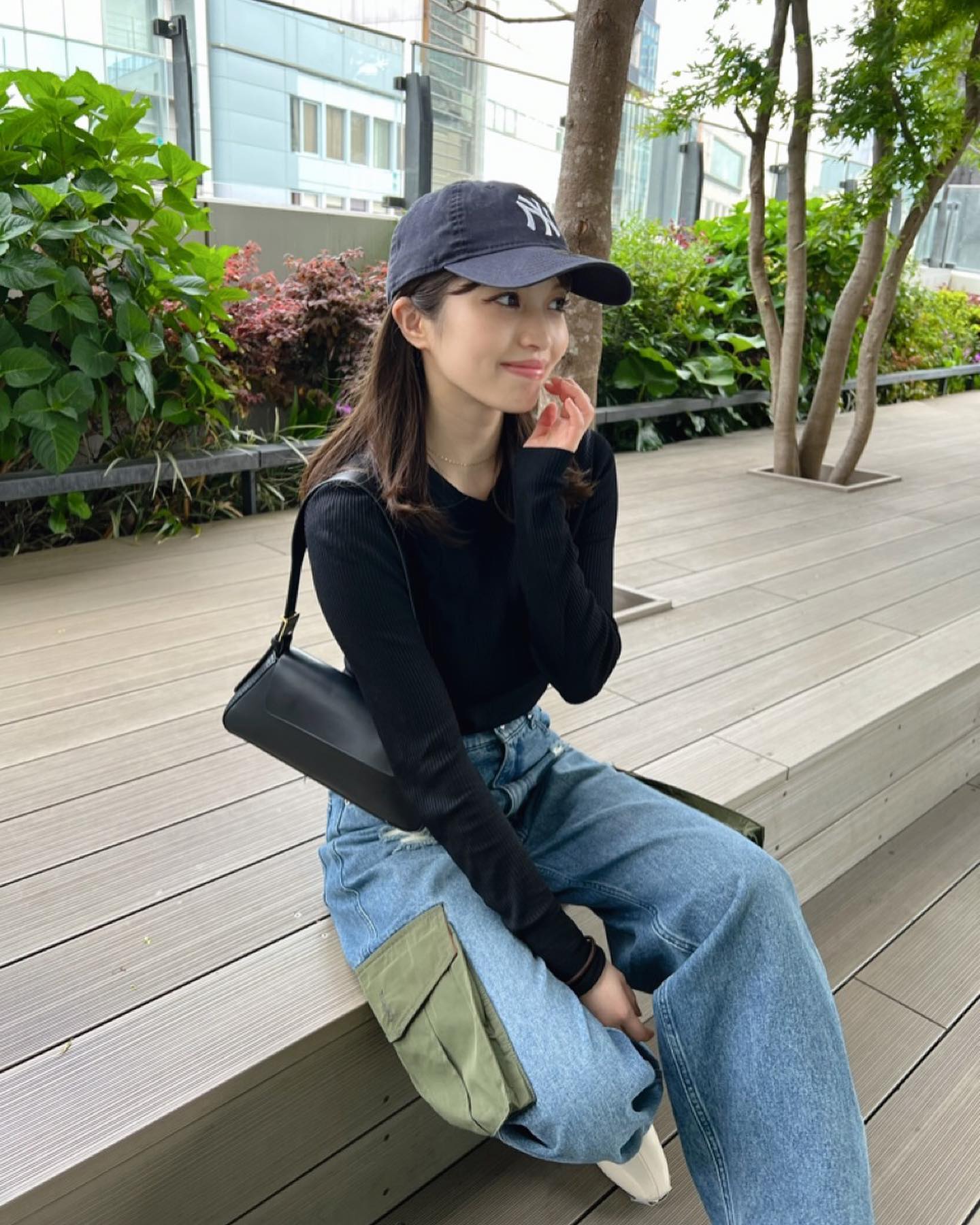 Murashima Miyu bị nhân tình vứt bỏ, mất sự nghiệp nghệ thuật và phải đi làm ở hộp đêm kiếm sống. Trong khi đó, người đàn ông vụng trộm với cô không phải trả bất kỳ cái giá nào. Ảnh: Instagram.