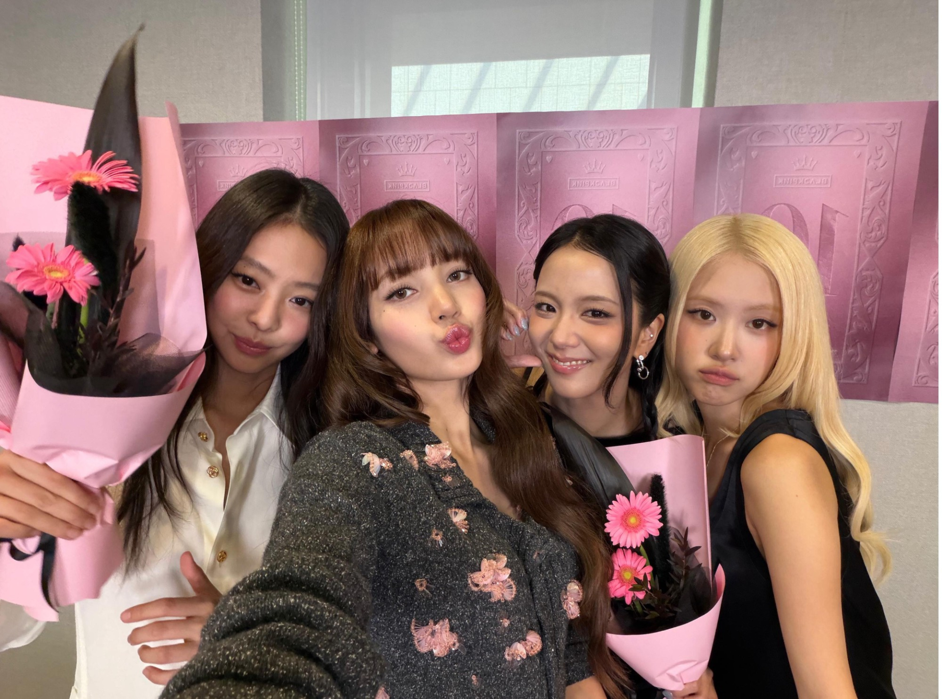 BLACKPINK bước vào cột mốc 10 năm bằng cuộc hội ngộ chóng vánh đủ 4 thành viên Jennie, Jisoo, Rosé và Lisa vào ngày 8/8