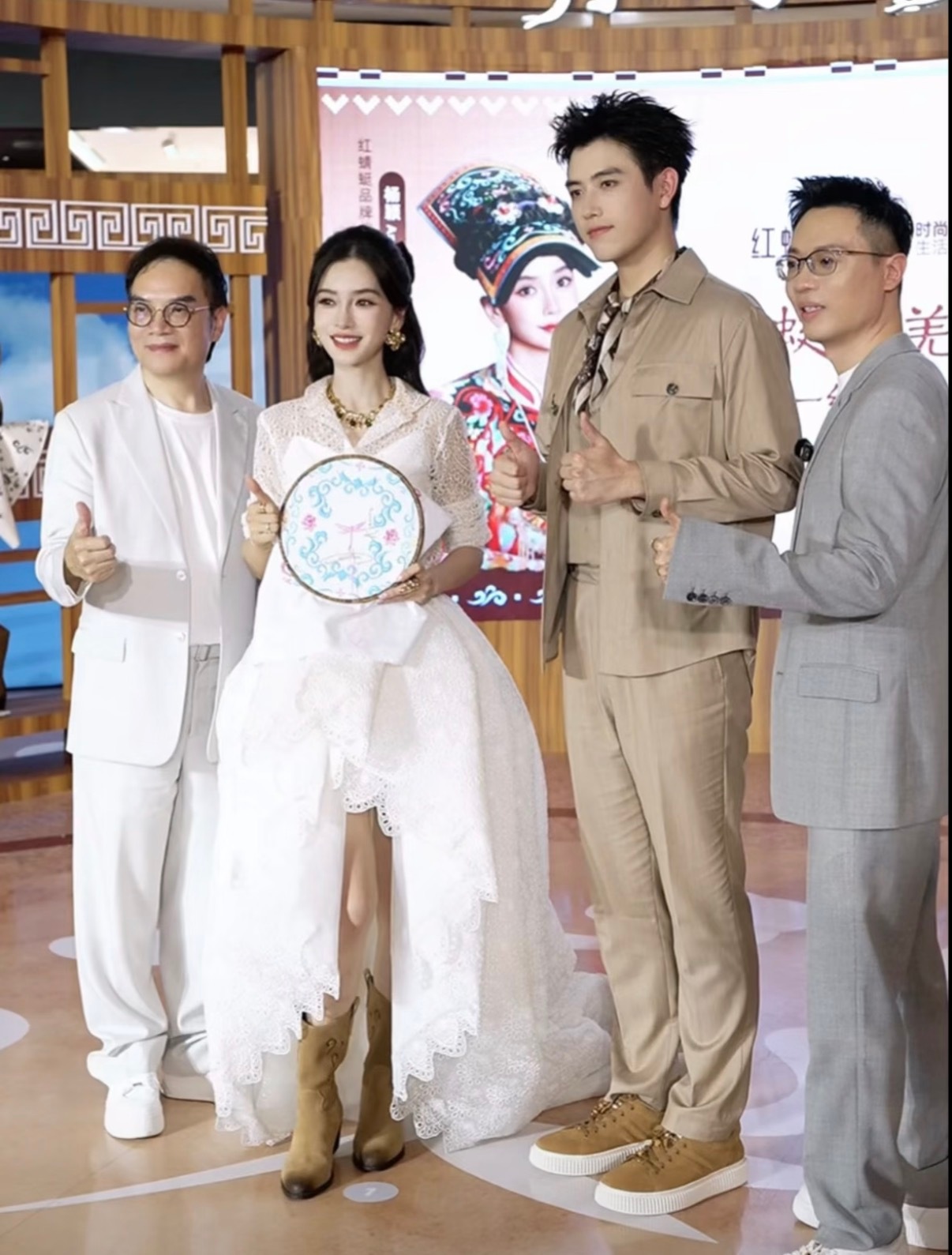 Đang lan truyền khoảnh khắc thân mật của Angelababy và thiếu gia kém 11 tuổi 