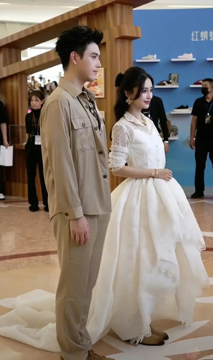 Đang lan truyền khoảnh khắc thân mật của Angelababy và thiếu gia kém 11 tuổi 