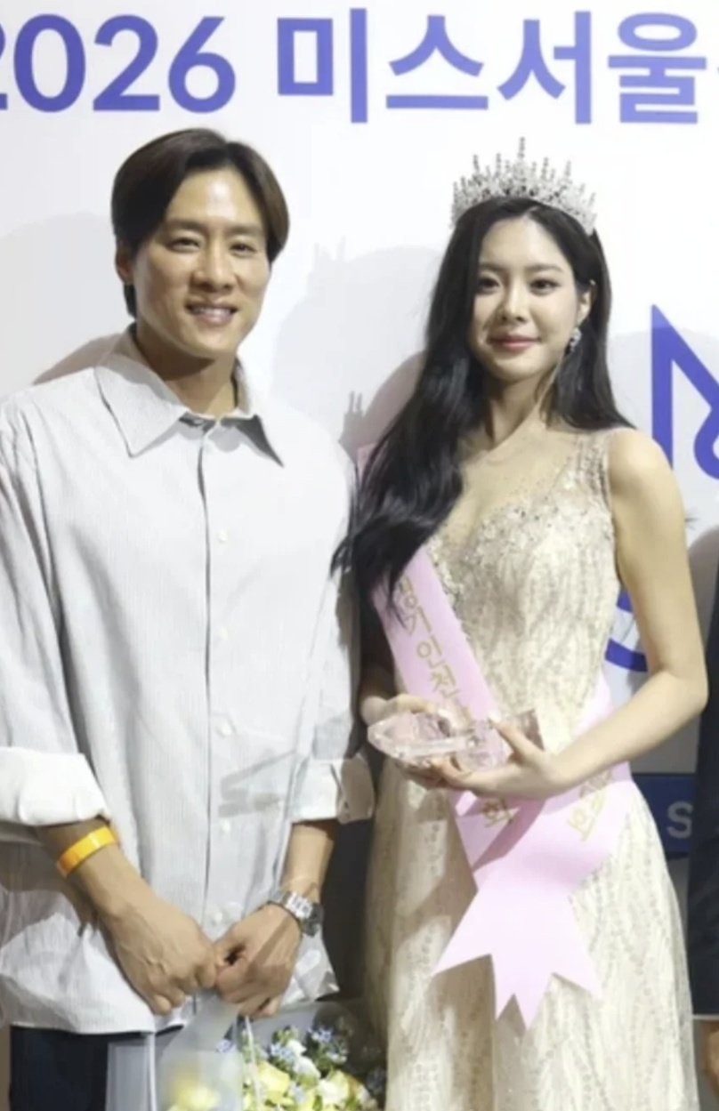 2 bố con tại vòng sơ loại Hoa hậu Hàn Quốc khu vực Seoul, Gyeonggi, Incheon. Ảnh: Newsen