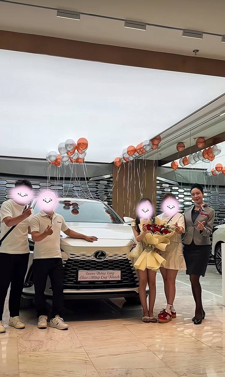 Chủ quán Hạnh Ốc ở số 38 Ngô Sĩ Liên đi sắm xe Lexus tiền tỷ. Nguồn: Đào Phương