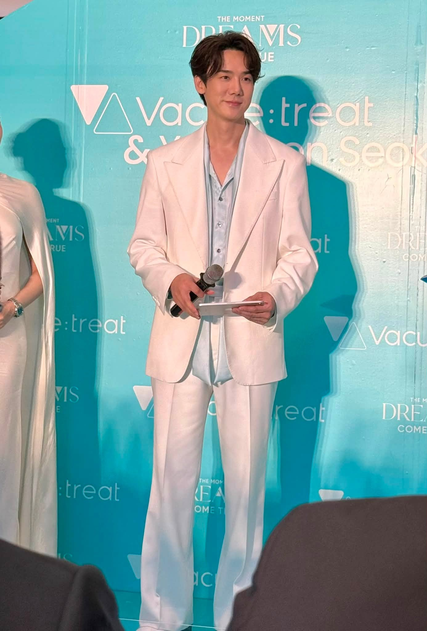 Diện bộ vest trắng tinh khôi phối cùng sơ mi lụa xanh bạc hà, Yoo Yeon Seok nổi bật với chiều cao 1m83, bờ vai rộng và dáng đứng thẳng tắp. Ảnh: Yoo’s Diary - Yoo Yeon Seok 유연석 Vietnam House