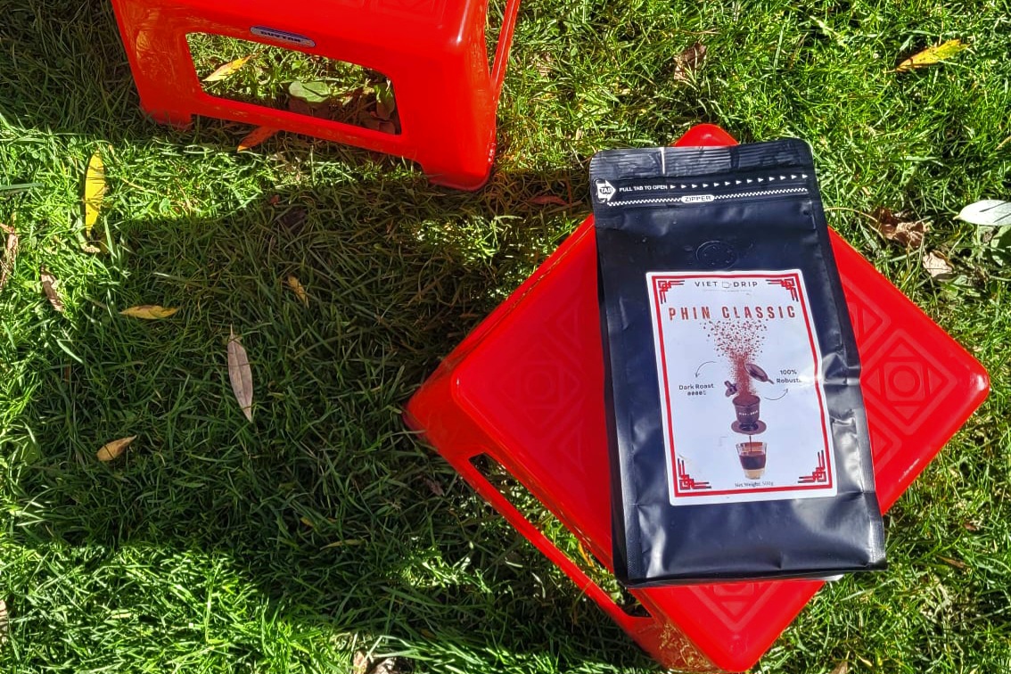 Viet Drip sử dụng robusta Việt Nam, phin truyền thống để cho ra những hương vị gắn liền với văn hóa cà phê Việt.