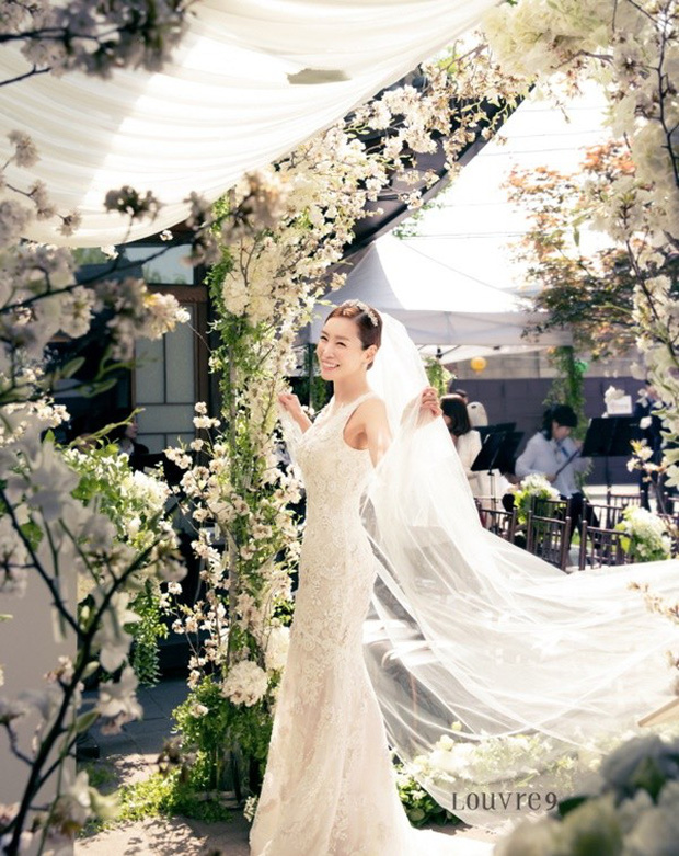 Nữ diễn viên ai cũng biết mặt “dao kéo” hỏng hết mặt, được chàng trai lương 19 tỷ/năm quỳ gối cầu hôn sau 30 ngày hẹn hò