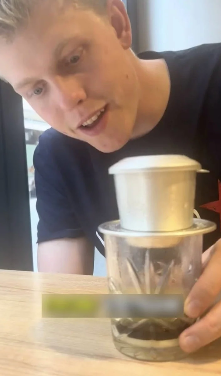 Khách Tây ngỡ ngàng phát hiện người Việt không thèm uống Starbucks