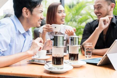 Khách Tây ngỡ ngàng phát hiện người Việt không thèm uống Starbucks