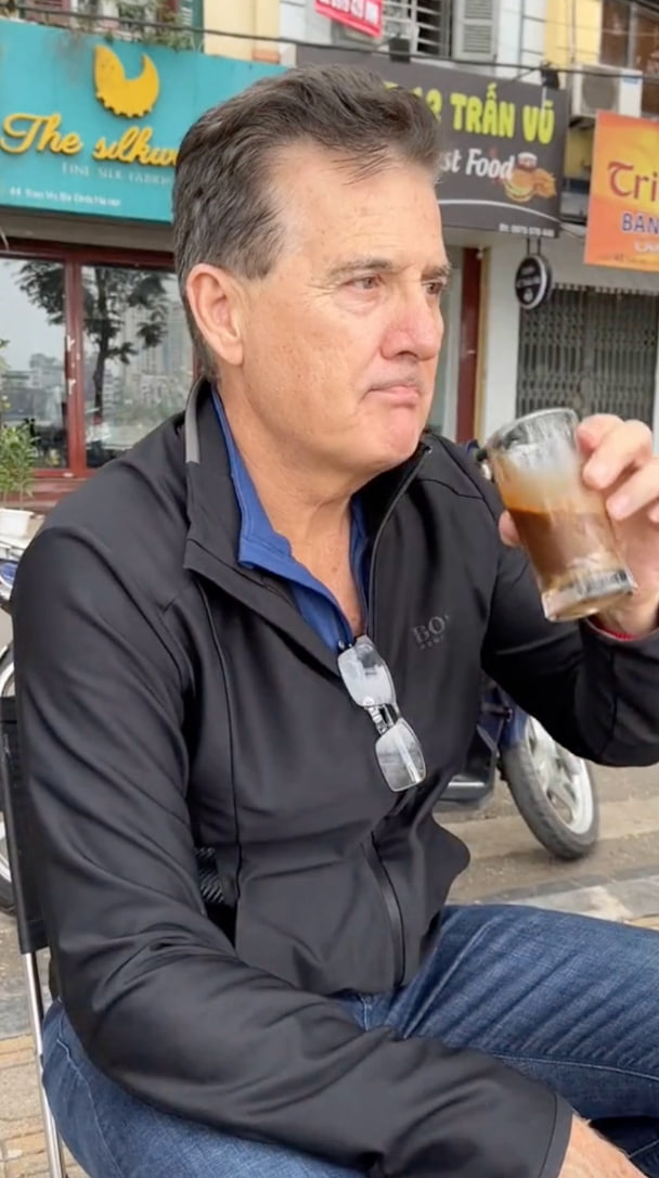 Khách Tây ngỡ ngàng phát hiện người Việt không thèm uống Starbucks