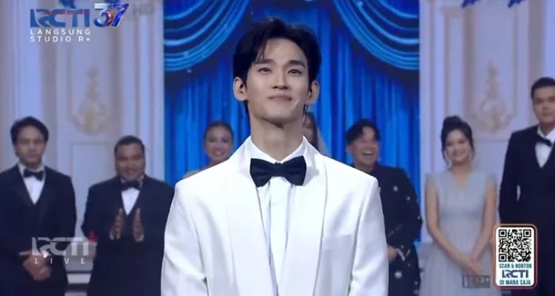 Dù nam nghệ sĩ luôn giữ nụ cười trên môi song ai cũng có thể nhận ra được vẻ mệt mỏi trên gương mặt anh. Ảnh: X