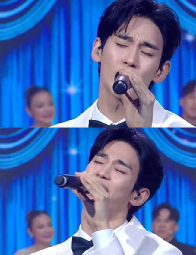 Trên sân khấu, Kim Soo Hyun biểu diễn lại ca khúc Dreaming - bản nhạc phim Dream High do chính anh thể hiện cách đây 15 năm. Ảnh: X