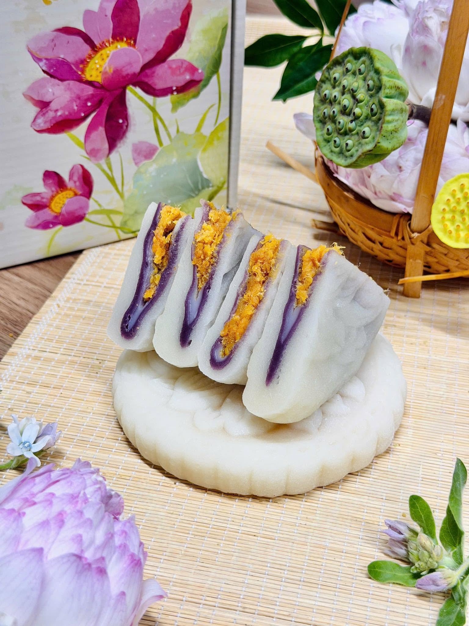 Bánh dẻo đậu xanh trứng muối hoàng kim và bánh nướng khoai môn mochi chà bông trứng muối được khách hàng quan tâm nhiều, liên tục trong tình trạng cháy hàng. Ảnh: Quang Linh Food