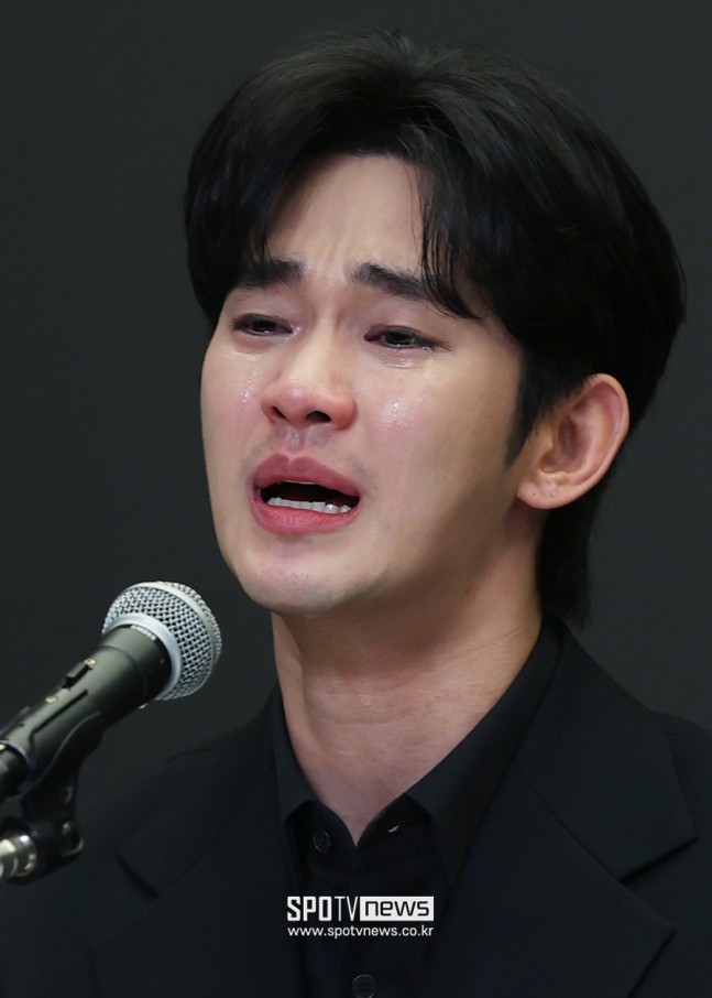 Kim Soo Hyun gặp khủng hoảng đời tư nghiêm trọng