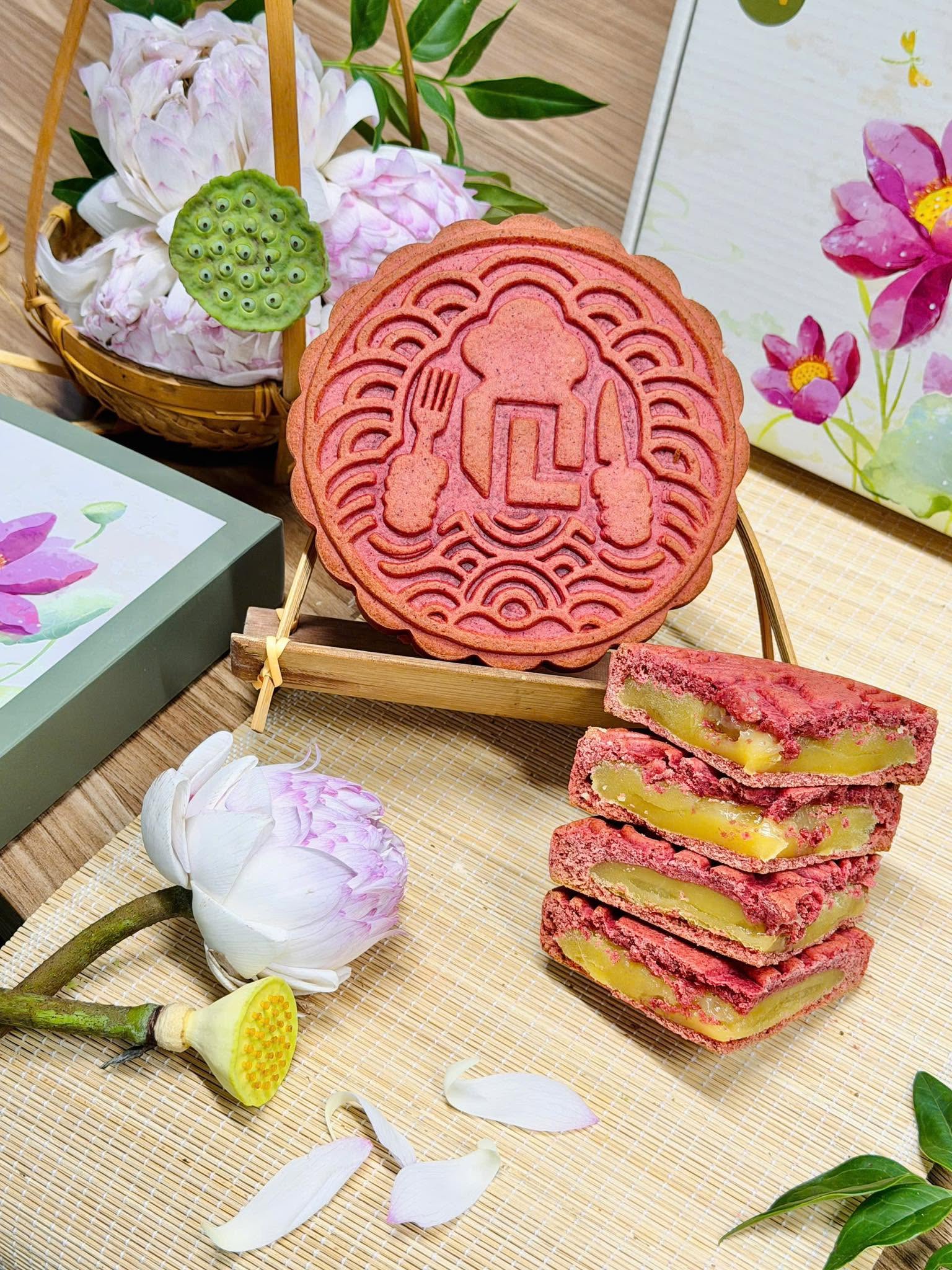 Mỗi chiếc bánh có trọng lượng 320g, hạn sử dụng 35 ngày kể từ ngày sản xuất. Ảnh: Quang Linh Food