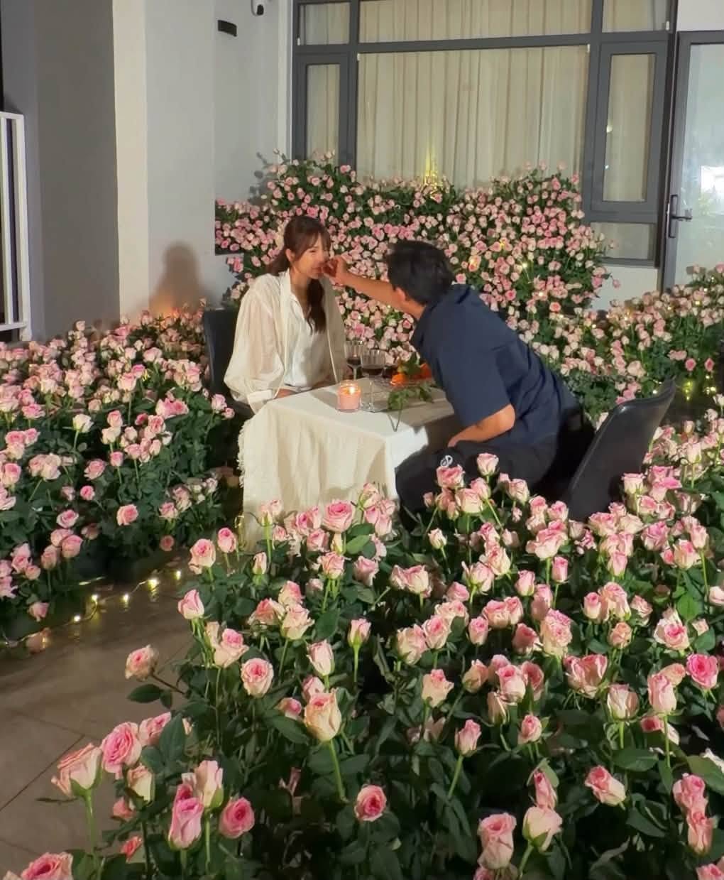 Diệp Lâm Anh khóc khi được bạn trai tạo bất ngờ