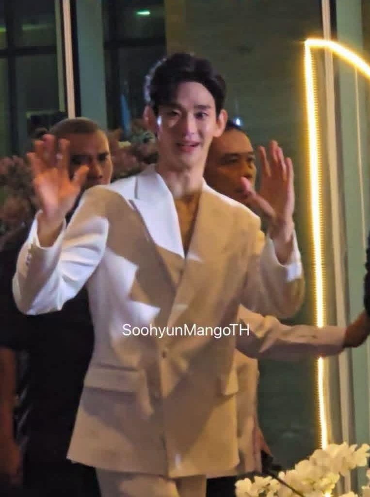 Trong chuỗi hoạt động ở Indonesia, Kim Soo Hyun tham gia giao lưu cùng khán giả và xuất hiện trong các buổi phỏng vấn. Hình ảnh cam thường đã bóc trần nhan sắc thật của nam diễn viên ở thời điểm hiện tại. Anh trông gầy gò, khác lạ, đến độ 1 bộ phận khán giả phải dụi mắt nhiều lần để xác nhận lại xem có đúng chàng trai trong hình là Kim Soo Hyun hay không. Ảnh: X