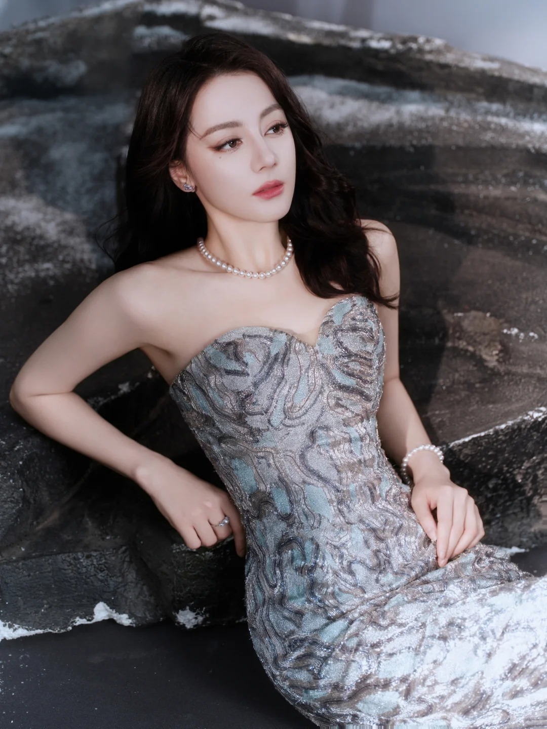 Địch Lệ Nhiệt Ba là mỹ nhân Tân Cương đẹp bậc nhất showbiz Trung Quốc. Ảnh: Xiaohongshu