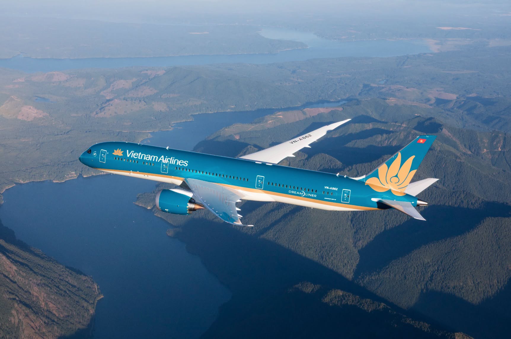 Vietnam Airlines Group cho biết sẽ bổ sung khoảng 60.000 chỗ trong dịp Quốc khánh, nâng tổng tải cung ứng toàn mạng lên gần 725.000 chỗ, tương ứng hơn 3.600 chuyến bay, tăng 25% so với cùng kỳ.