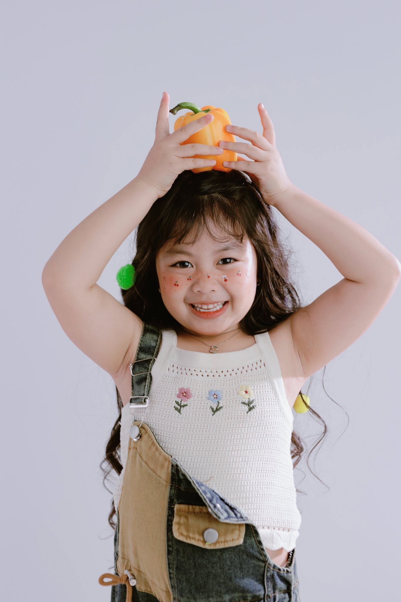 Và cô bé vừa lên 