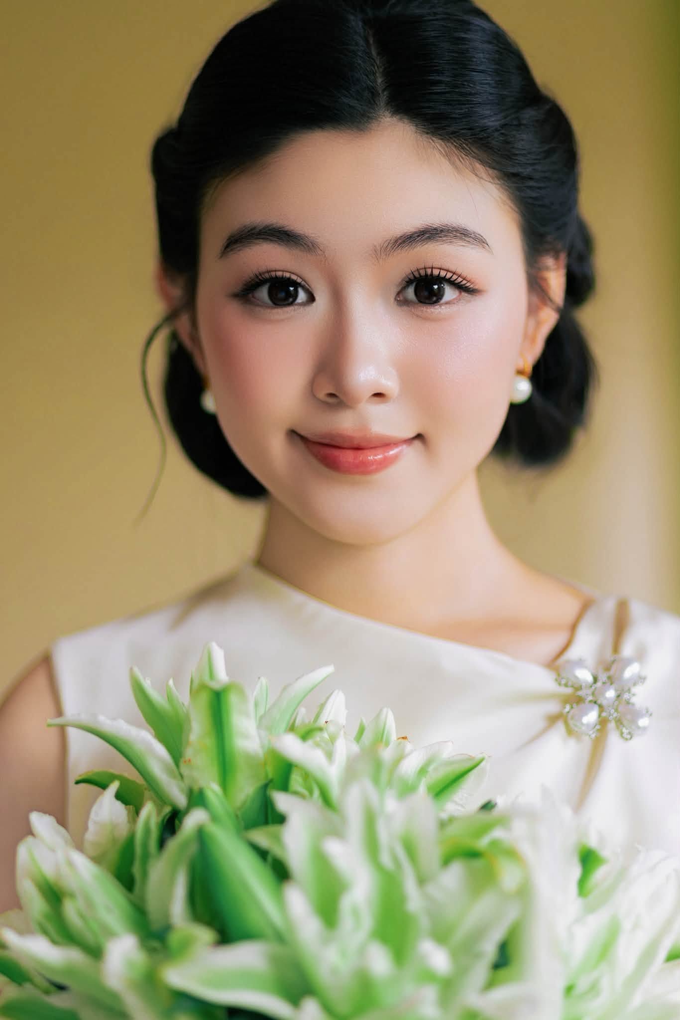 Ảnh chụp cận của Lọ Lem khiến nhiều người trầm trồ vì đôi mắt trong veo, miệng cười xinh xắn