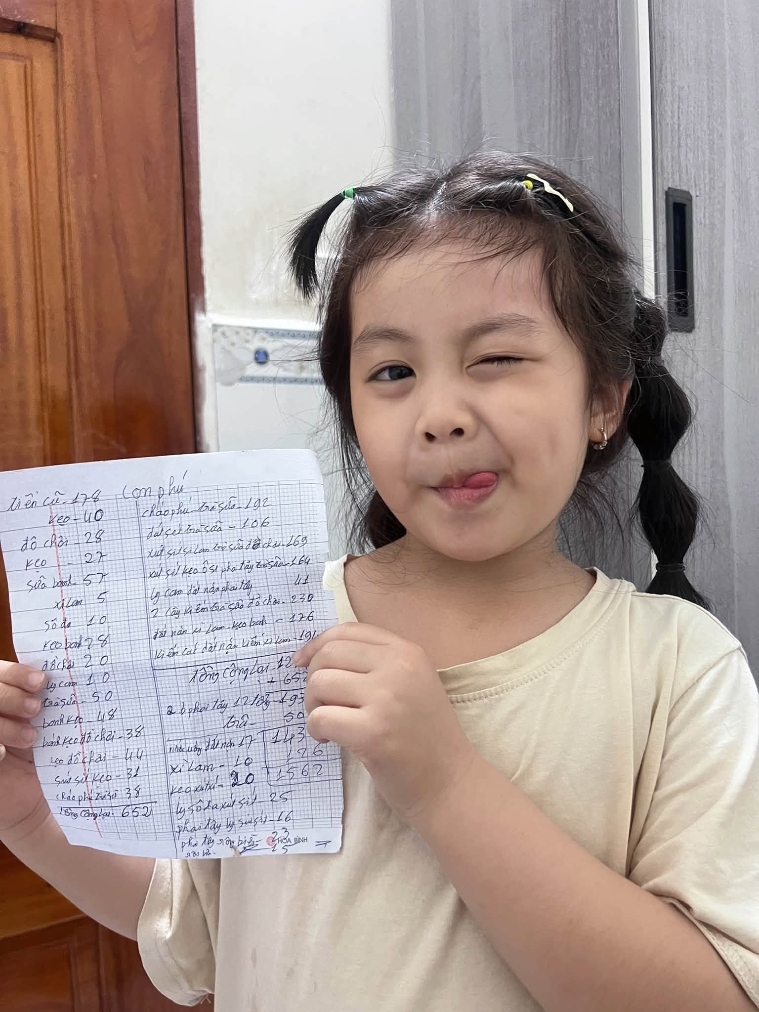 Cô bé lớp 1 mới đi học ngày đầu đã mang về tờ 