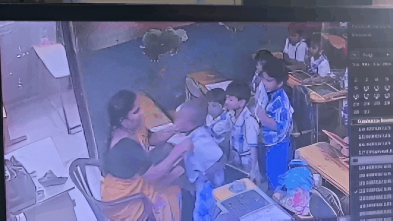 Camera an ninh ghi lại hình ảnh cậu bé 6 tuổi bị cô giáo tát, sau đó em gục xuống. (Ảnh: The Times of India)