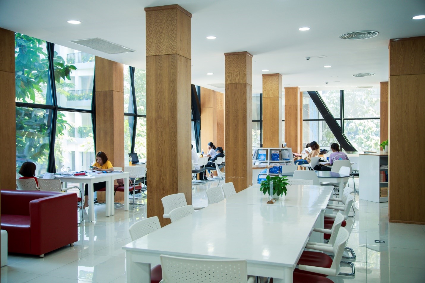 Một góc học tập trong Trung tâm thông tin thư viện