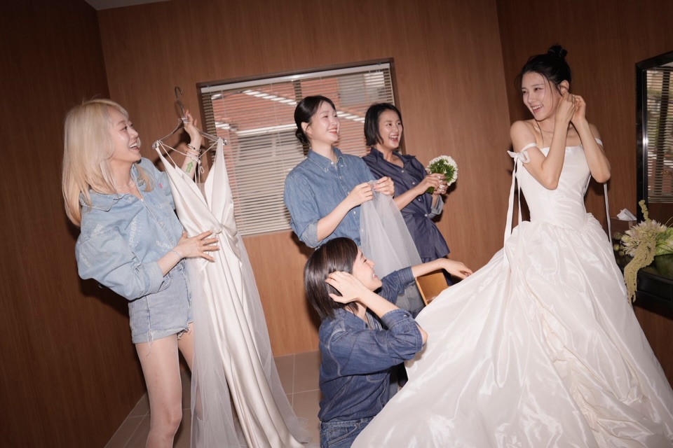 Chưa từng có: Nam diễn viên ly dị và tái hôn cùng lúc với nữ ca sĩ cực xinh, cô dâu đang mang thai