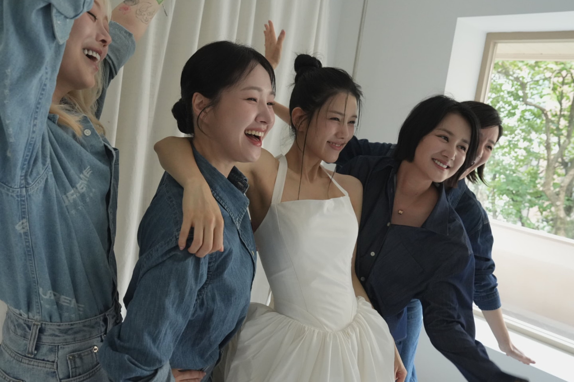Yang Jiwon diện váy cưới trắng tinh khôi, xuất hiện nổi bần bật bên những người chị em cùng nhóm SPICA. Ảnh: IGNV