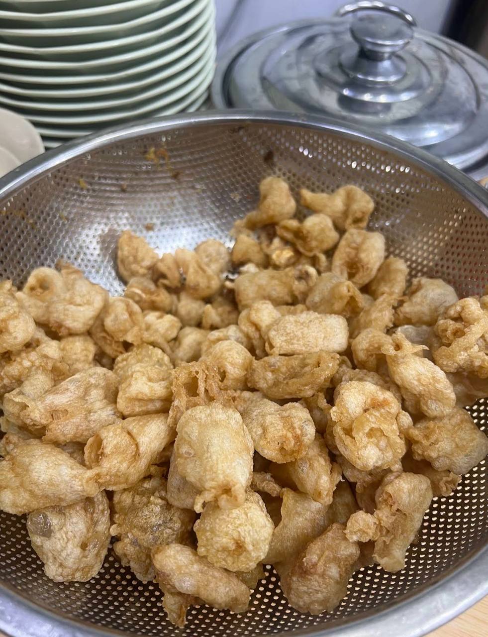 Ngô Kiến Huy ăn măng ở quán bún cá Hà Nội, vừa thử đã liên tưởng: “Chua cay y chang cuộc đời Dương Lâm!”