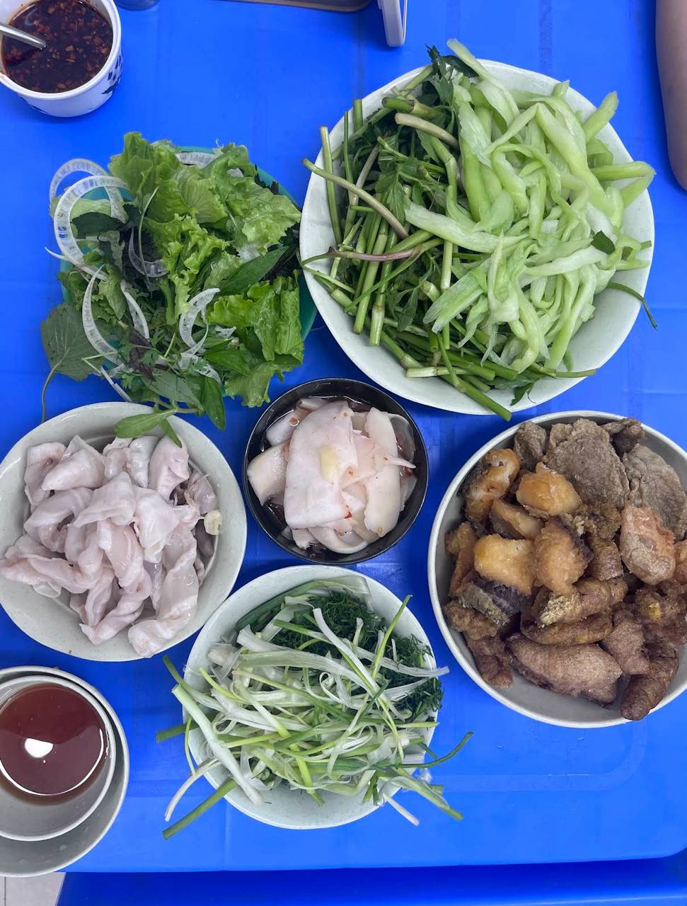 Phần topping đi kèm lẩu khá phong phú, gồm đầu cá, chả cá, dạ dày cá, bóng cá và trứng cá. Ảnh: Google Review