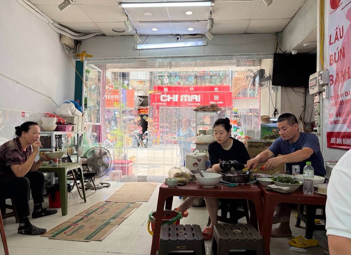 Bún cá Lam nằm ở số 15 Hàng Chiếu