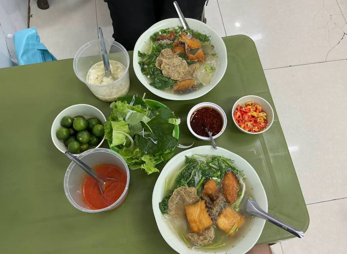 Ngô Kiến Huy ăn măng ở quán bún cá Hà Nội, vừa thử đã liên tưởng: “Chua cay y chang cuộc đời Dương Lâm!”