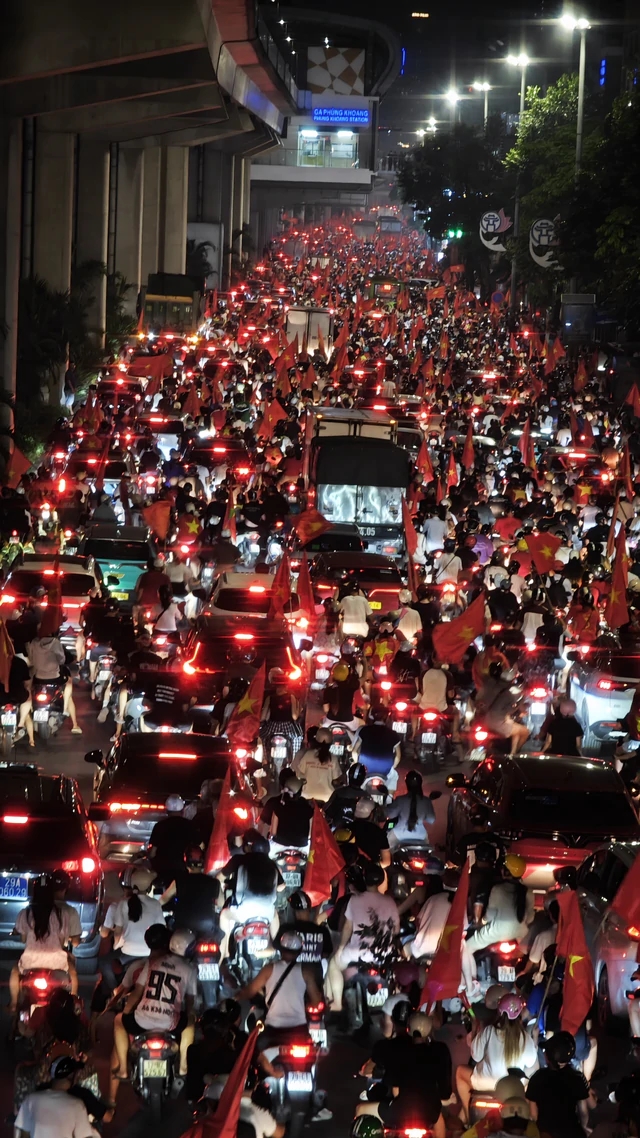 Cảnh tượng chỉ có ở Việt Nam 23h đêm 26/8