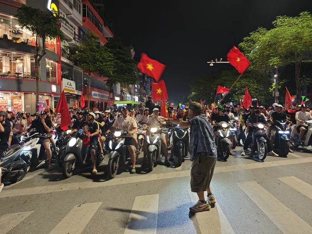 Các tuyến phố đông kín người, song ai nấy đều dừng đèn đỏ, chấp hành luật an toàn giao thông.