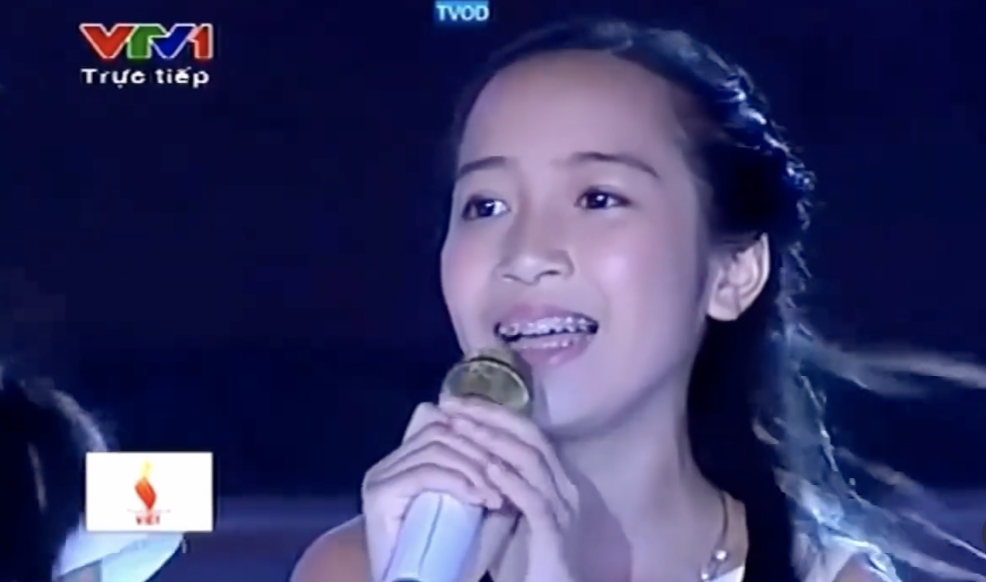 Khoảnh khắc Mỹ Anh thể hiện ca khúc Sống Như Những Đóa Hoa vào năm 2014 đang viral trở lại trên MXH (Ảnh chụp màn hình)
